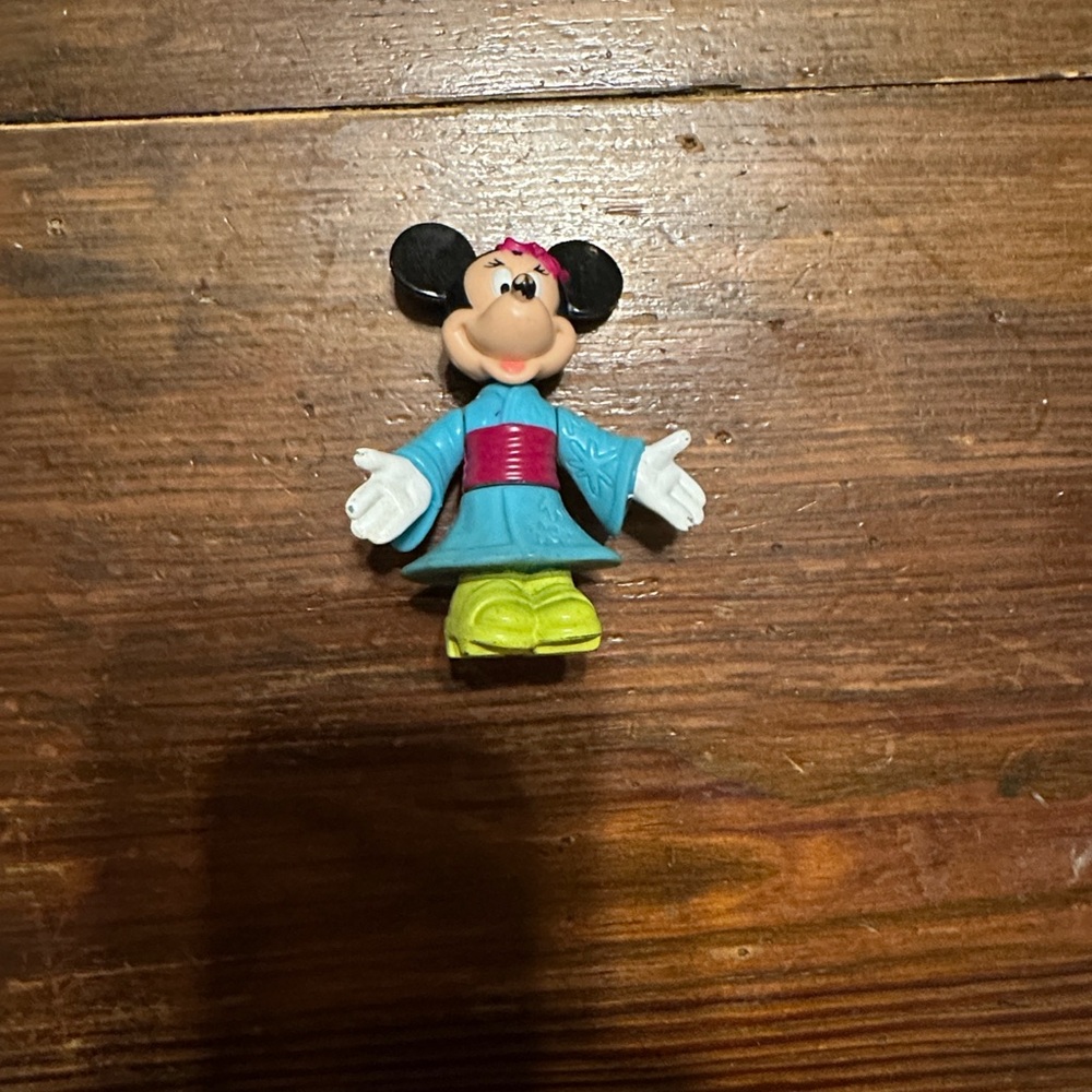 Disney Minnie Mouse in Blue and Pink Kimono Figure